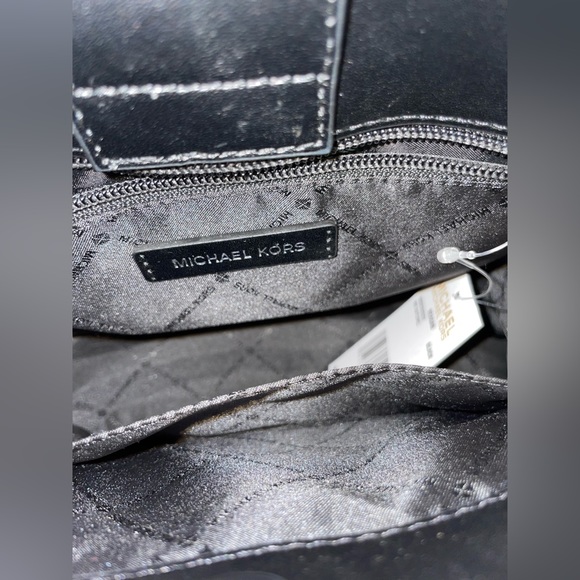 AUTHENTIC MICHAEL KORS PURSE - Picture 4 of 6